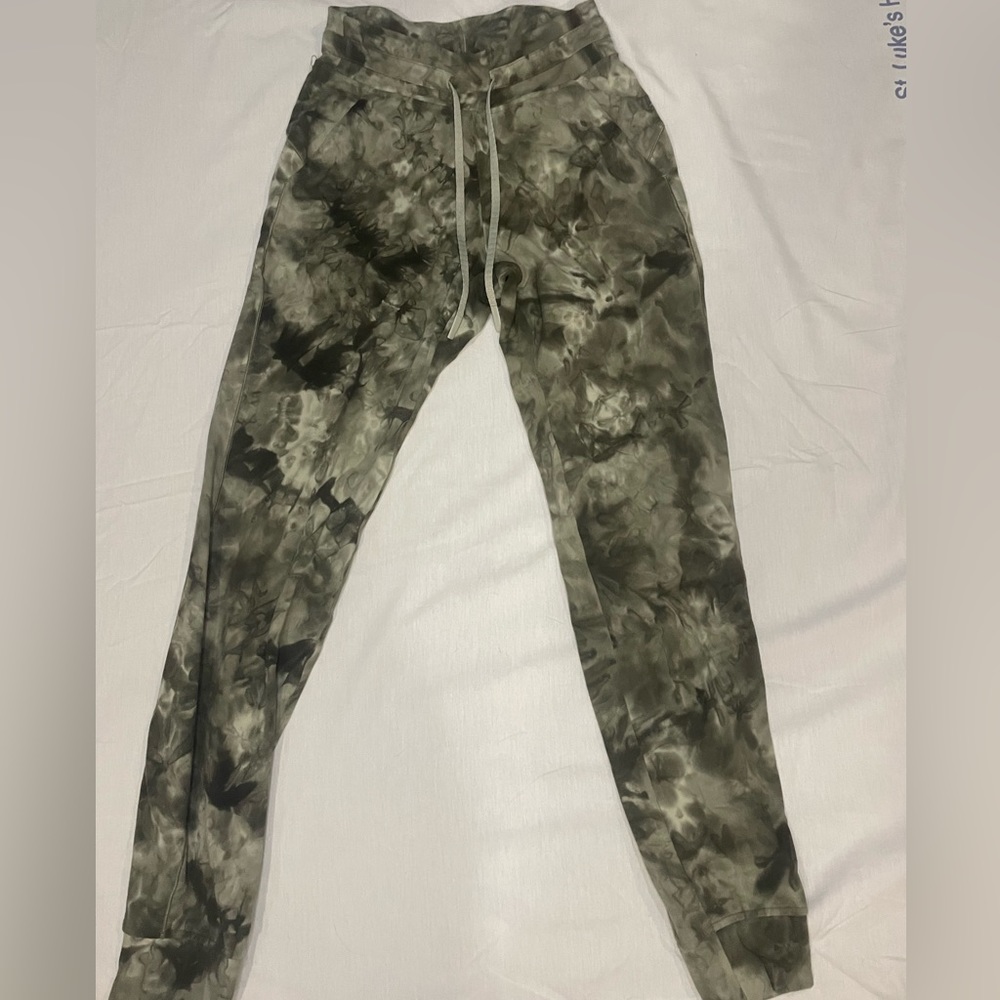 Women’s Size 2 Green Lululemon Joggers
